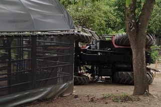 Traktor zvedající sběrače třešní do koruny stromu na Klatovsku se převrátil. Jeden na místě zemřel - Novinky